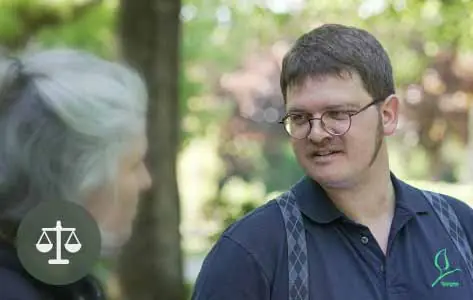 Johannes Siegele im Beratungsgespräch mit einer älteren Frau