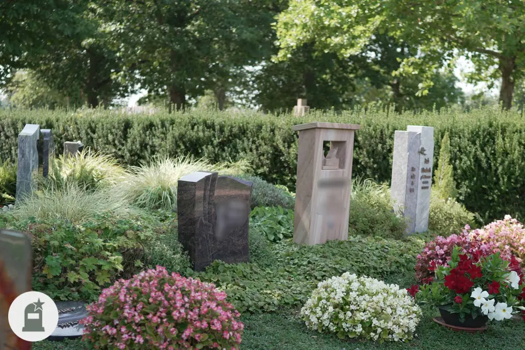 Gemeinschaftsgrabfeld mit Sandsteinstelen, Gräsern und blühenden Kissen