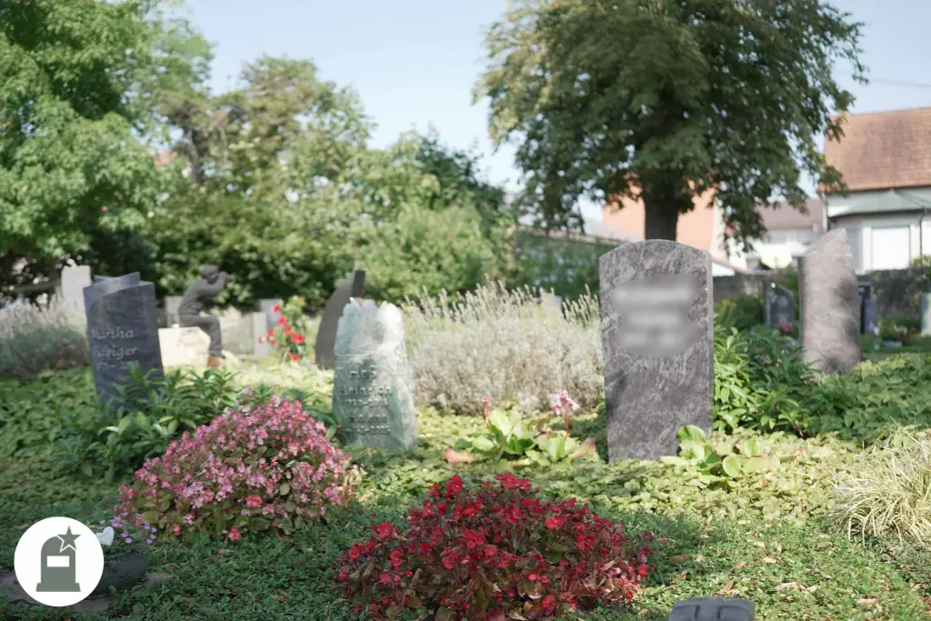Grabfeld mit Stelen, Lavendel und roten Begonien