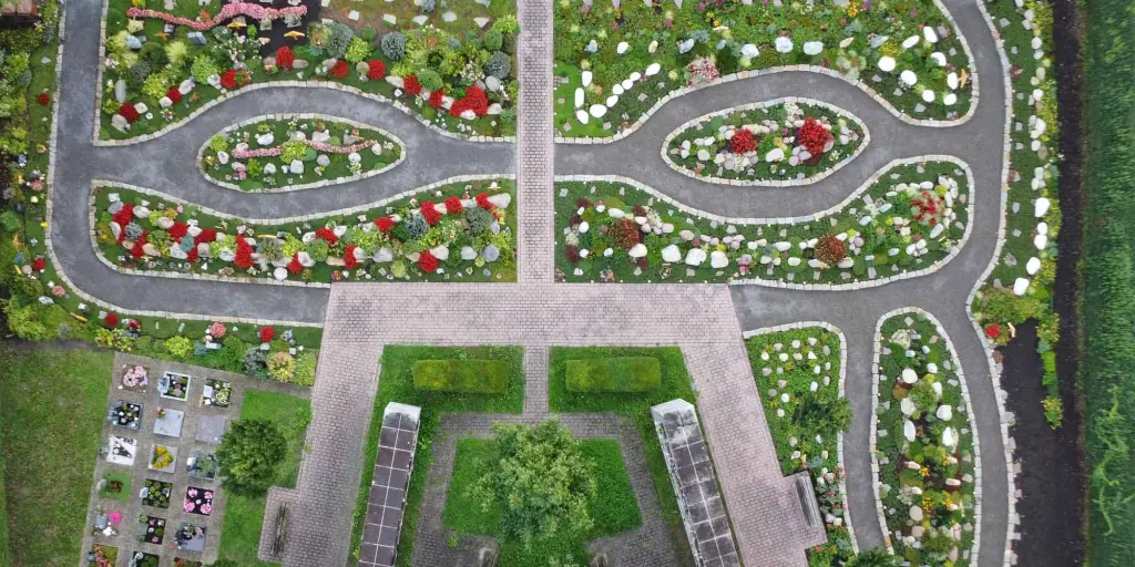 Luftbild des neuen Friedhofs Forst mit geschwungenen Grabfeldern