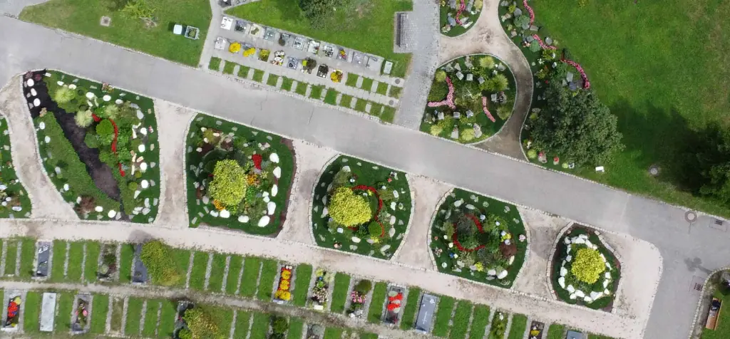 Luftbild des Friedhofs Jöhlingen mit bepflanzten Grabinseln