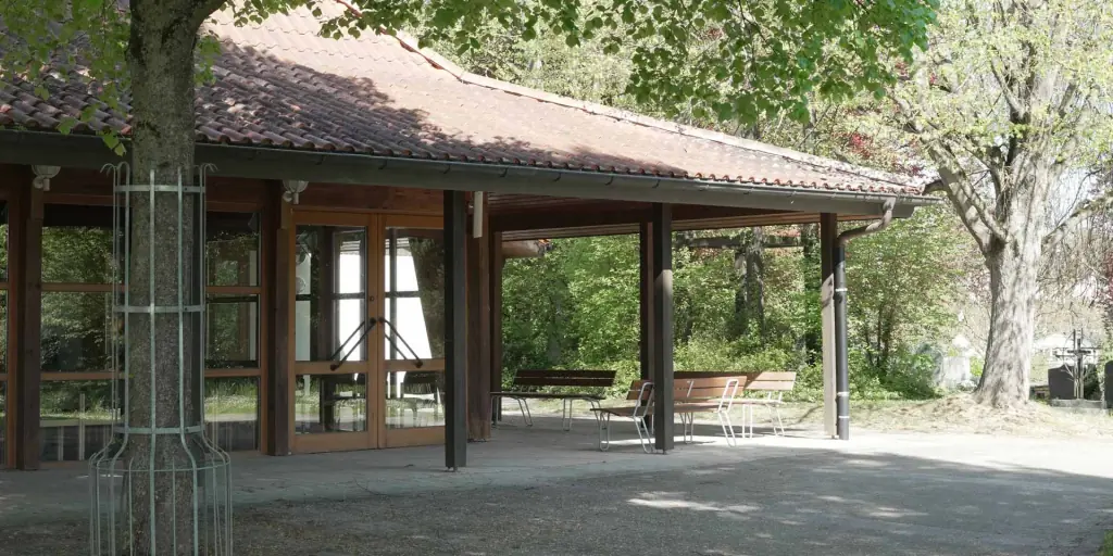 Offene Aussegnungshalle Helmsheim unter Bäumen