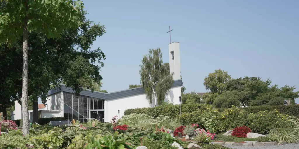 Friedhofskapelle Hambrücken mit Glockenturm und Grabfeld