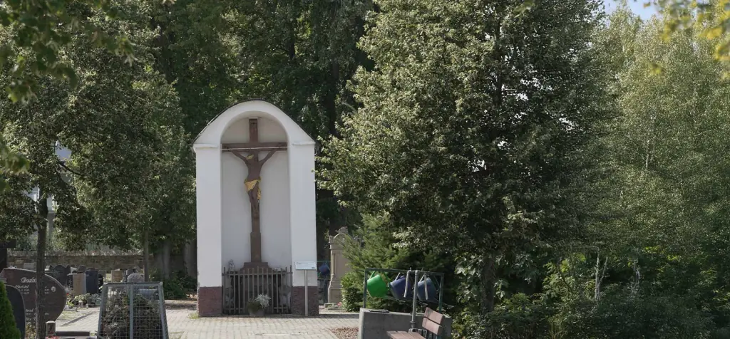 Kapelle mit Kruzifix am Friedhof Kronau