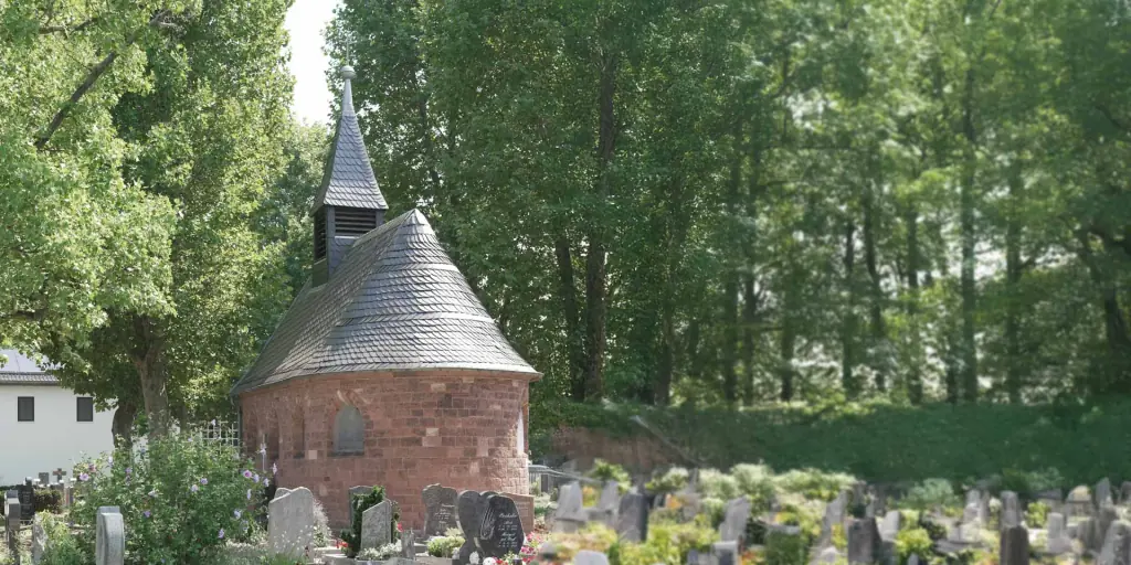 Alte Kapelle aus rotem Sandstein am Friedhof Wiesental