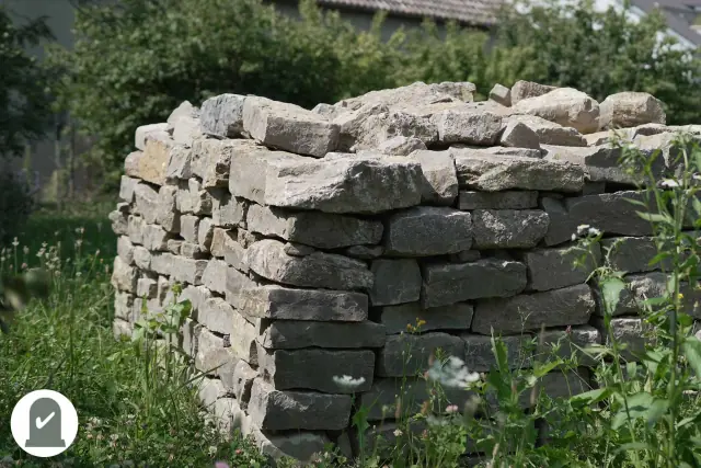 Gemauerte Trockensteinsäule im Grünen