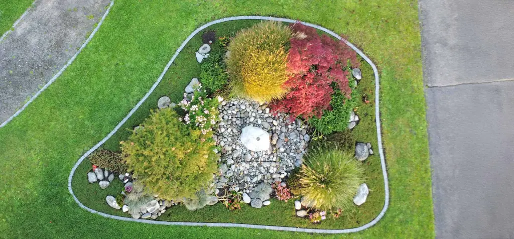 Luftbild einer bepflanzten Grabinsel auf dem alten Friedhof Forst