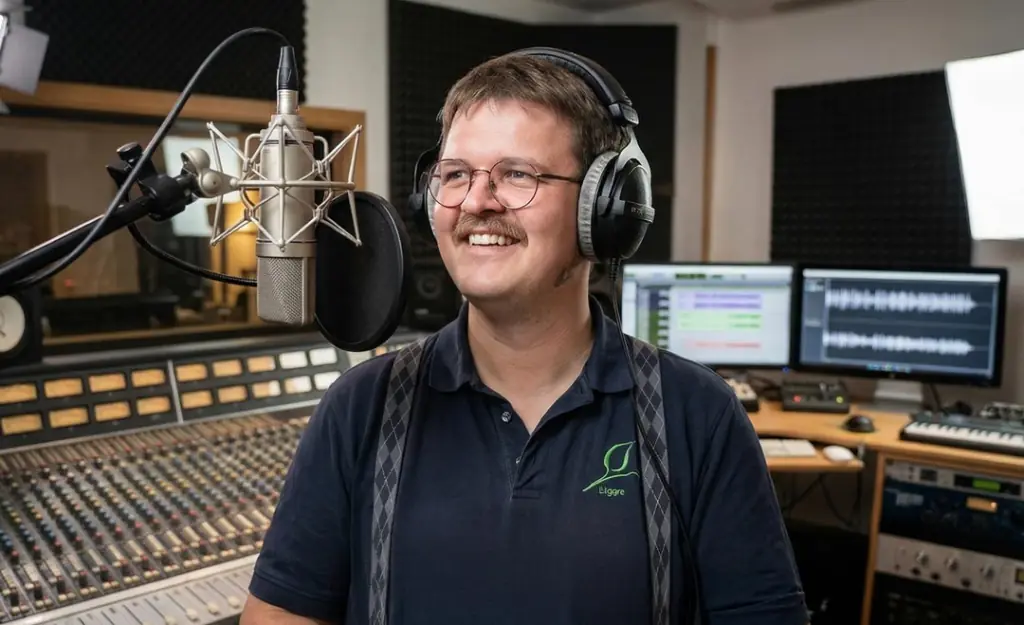 Johannes Siegele mit Kopfhörern im Tonstudio